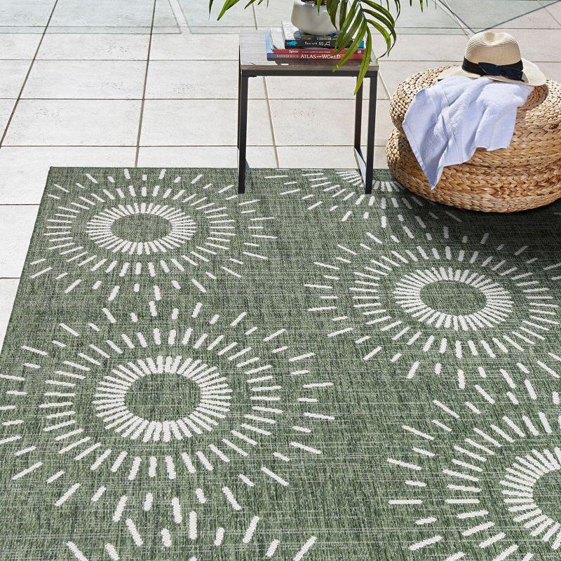 Paseo Tiaret Modern Tribal Sun Burst Green/Beige/Ivory Indoor / Outdoor Flatweave Polypropylene Area Rug