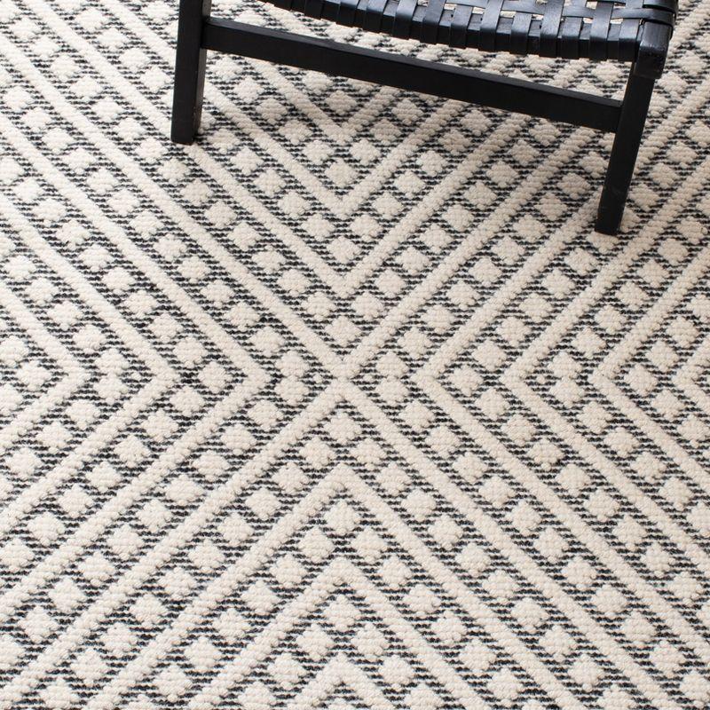 Natura Calanthia 4' x 6' Hand Loomed Ivory/Black Area Rug