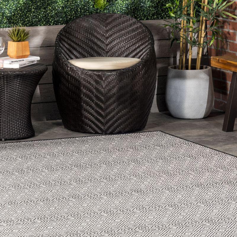 Nuloom Paloma Geometric 7x9 Indoor/Outdoor Area Rug for Living Room Patio Deck Front Porch Kitchen, Black/Ivory