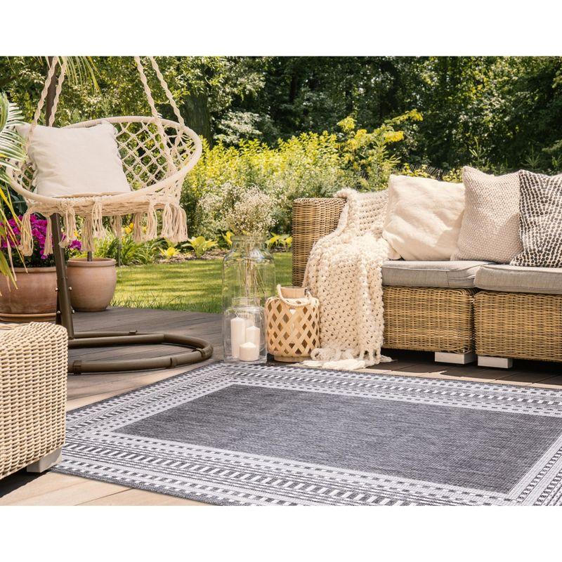 Charcoal Round Flat Woven Synthetic Indoor/Outdoor Rug