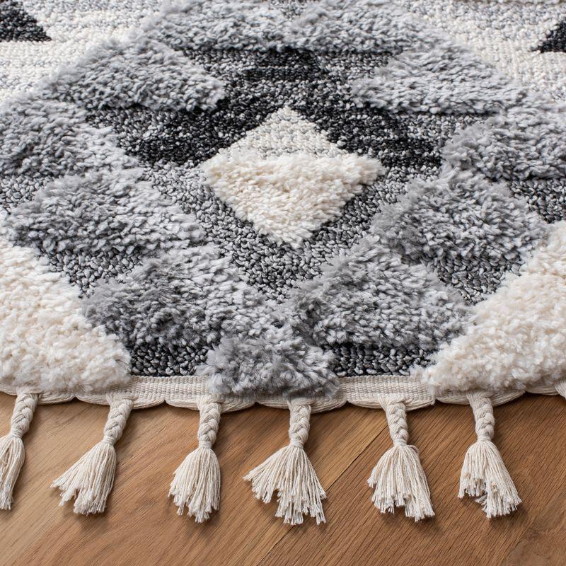 Ivory and Grey Diamond Braided Shag Rug, 3 ft Round