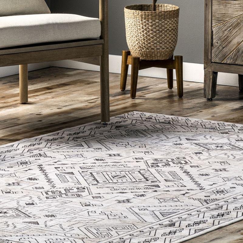 Light Gray Geometric Machine Washable Synthetic Area Rug, 5' x 8'