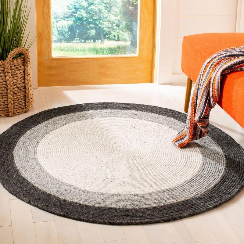 Handmade Grey/Ivory Wool 5' Round Braided Reversible Rug