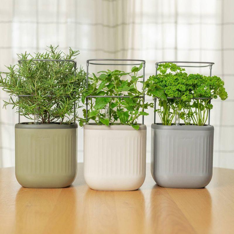 Mini Plastic Outdoor Pot Planter with Trellis