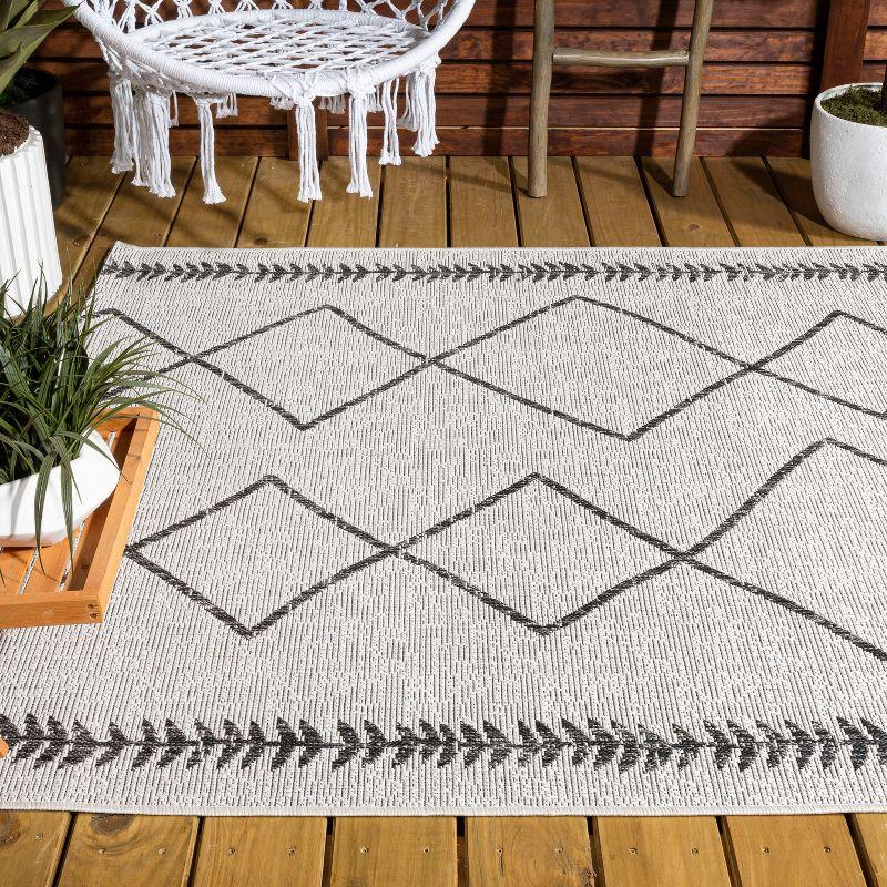 3'x5' Derya  Diamond Trellis Indoor/Outdoor Area Rug, Ivory/Black - JONATHAN Y