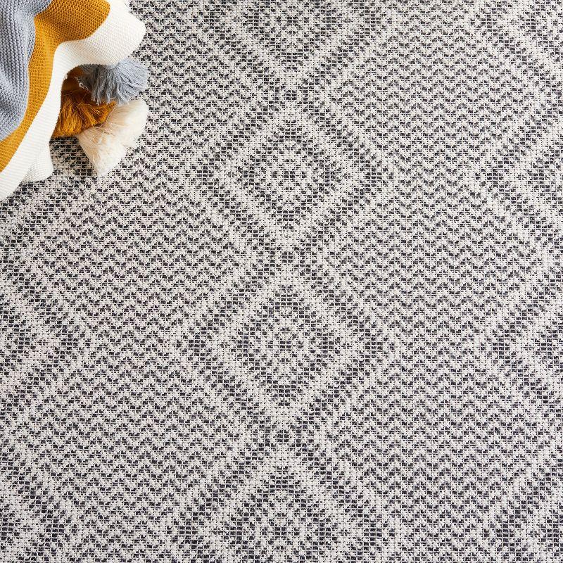 Augustine AGT507 Machine Made Indoor Area Rug - Ivory/Black - 5'x7'-7" - Safavieh