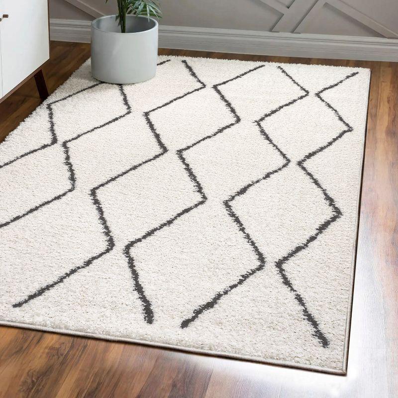 Catala Moroccan Diamond Shag 3'x5' Black and White Area Rug