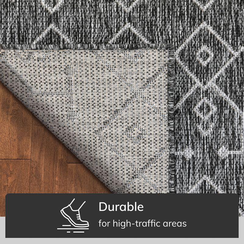 Nors Dark Grey Indoor/Outdoor Flat-Weave Pile Nordic Lattice Pattern Area Rug (6'7" x 9'3")