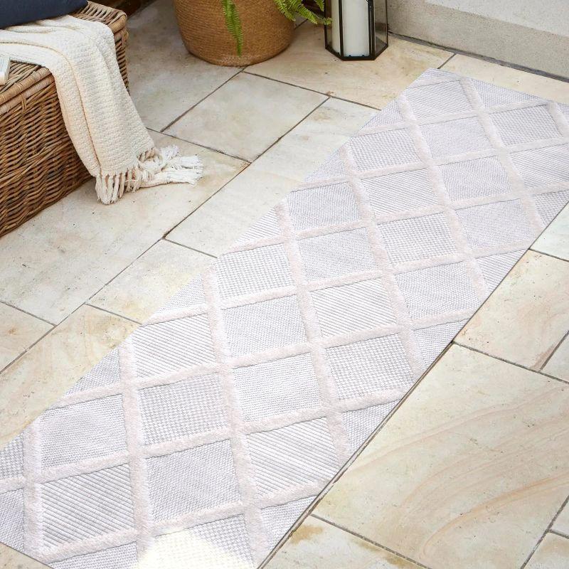 Salines Diamond Trellis Indoor/Outdoor Area Rug - JONATHAN Y