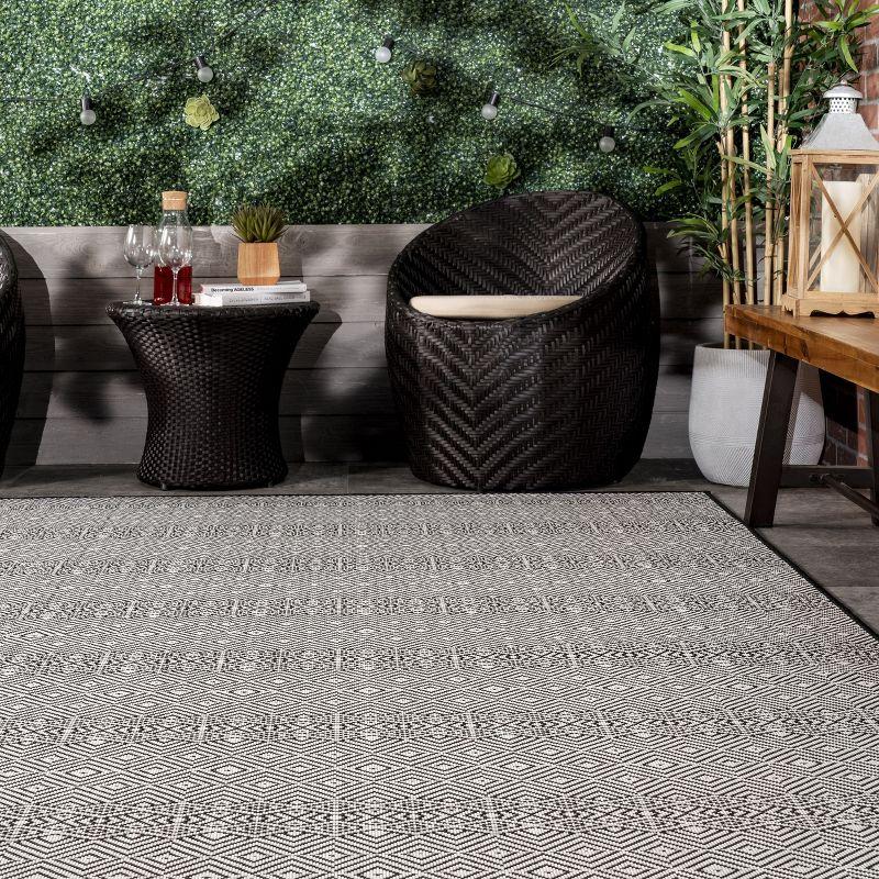 Nuloom Paloma Geometric 7x9 Indoor/Outdoor Area Rug for Living Room Patio Deck Front Porch Kitchen, Black/Ivory