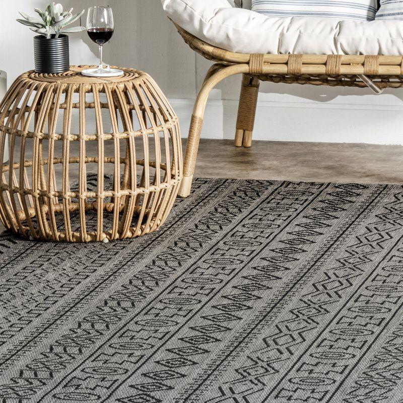 Reversible Gray Synthetic 4'x6' Easy-Care Outdoor Rug