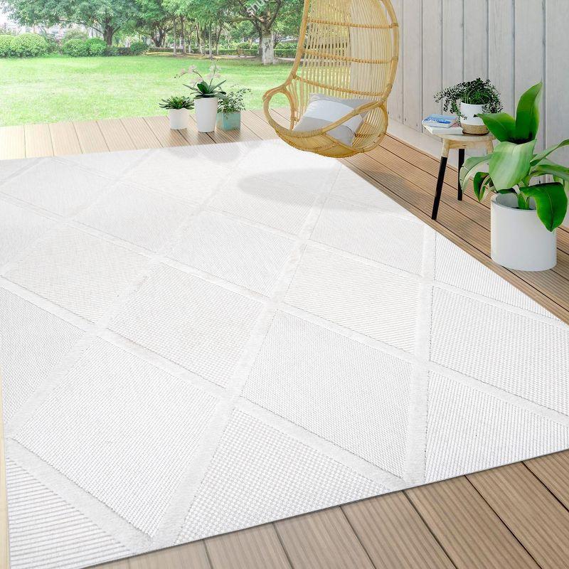 Salines Diamond Trellis Indoor/Outdoor Area Rug - JONATHAN Y