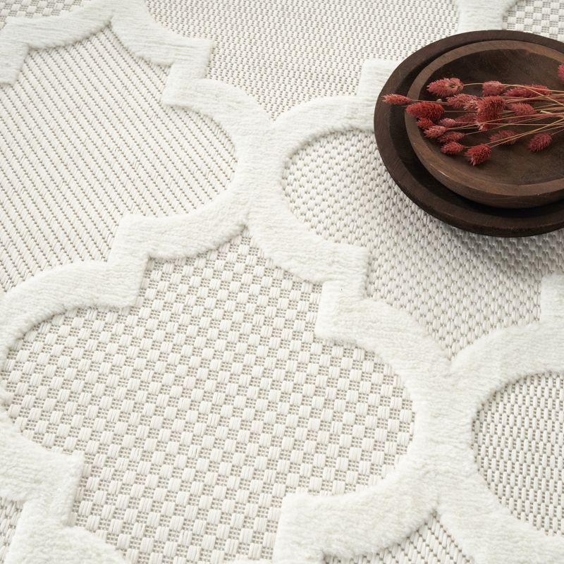 Ivory and White Synthetic Trellis Flat Woven 7' x 10' Rug