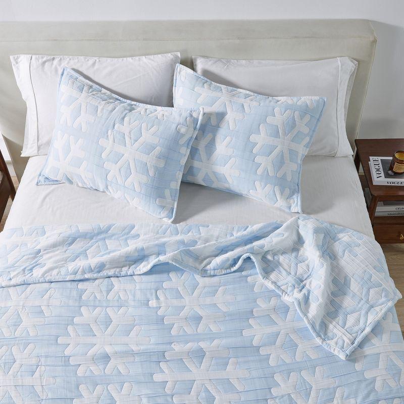 Snowflake Reversible Matelass Quilt Set with Shams - Great Bay Home (Twin / Twin XL, Blue / White)