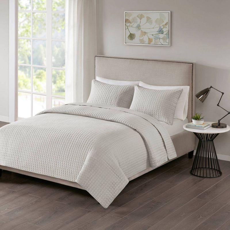 White King Reversible Microfiber Quilt Set