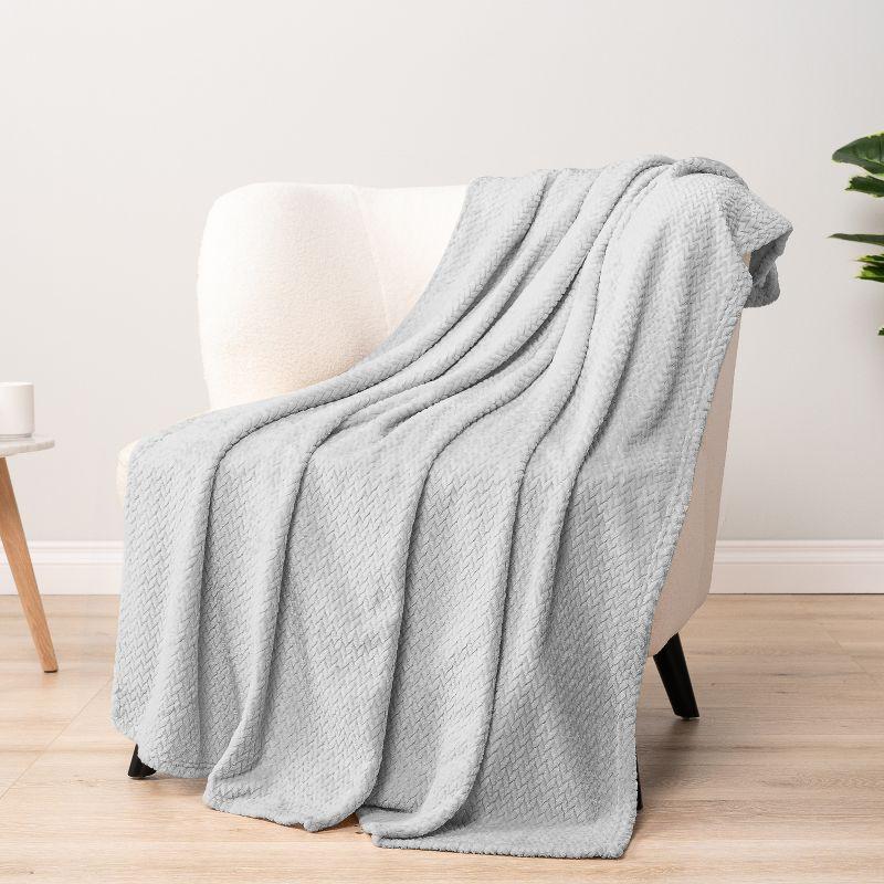 PAVILIA Lightweight Fleece Throw Blanket for Couch, Soft Warm Flannel Blankets for Bed