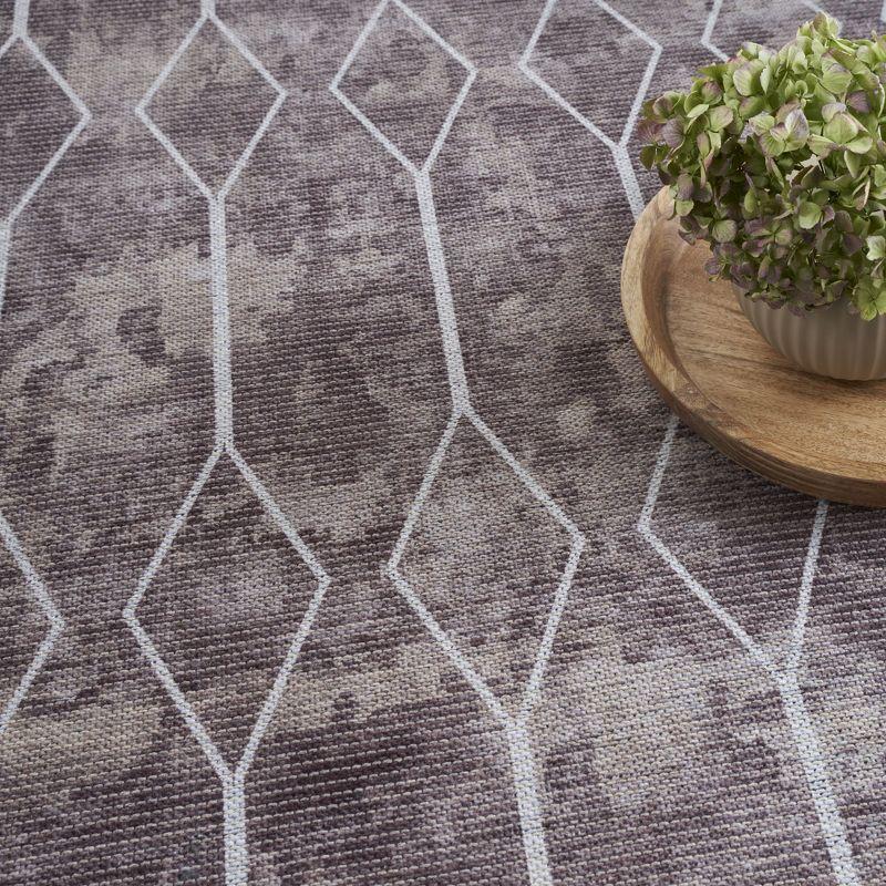 Geometric Machine Washable Polyester/Cotton Area Rug in Mocha