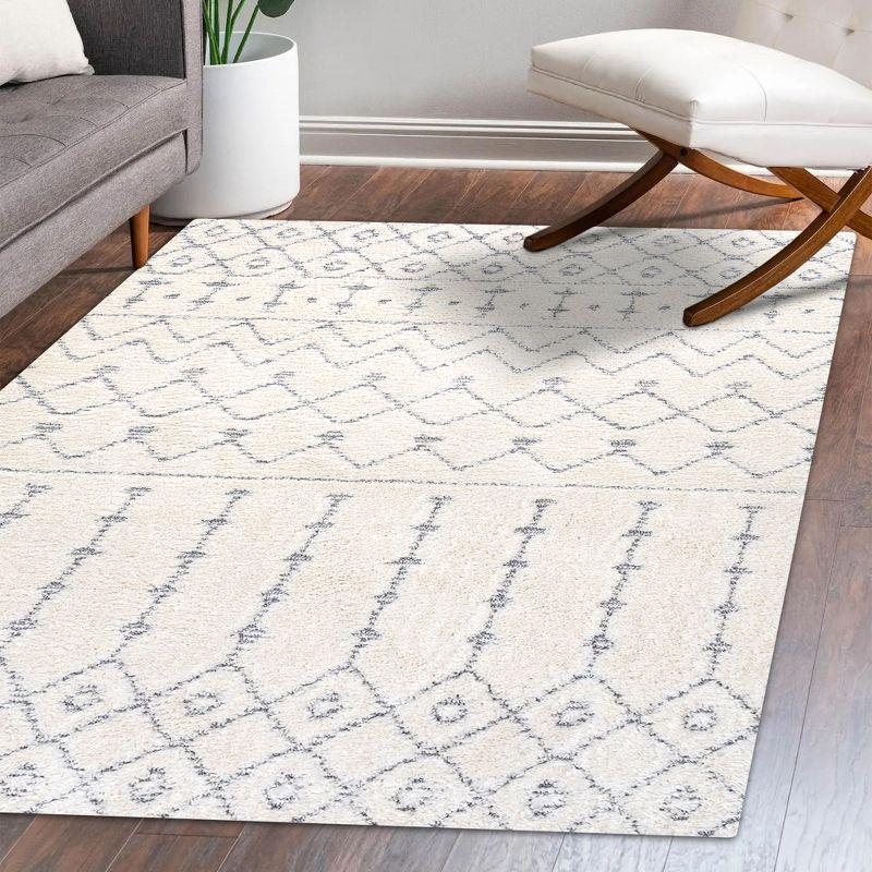 Cream/Gray Moroccan Trellis 4' x 6' Plush Area Rug