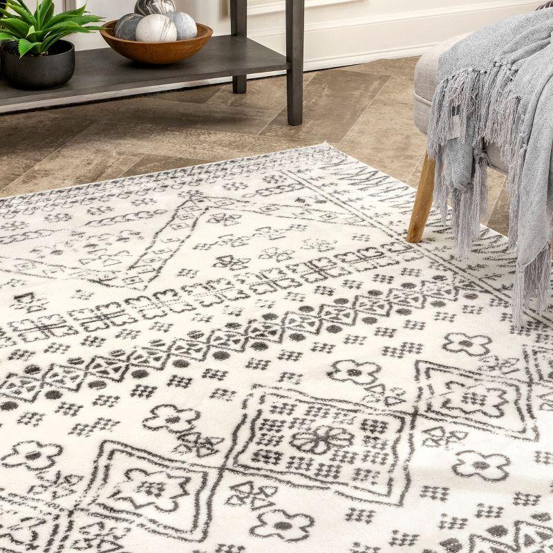 Nuloom Frances Moroccan 4x6 Indoor Area Rug for Living Room Bedroom Dining Room Kitchen, Light Grey/Ivory