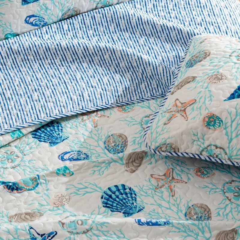 Great Bay Home Coastal Beach Reversible Quilt Set With Shams