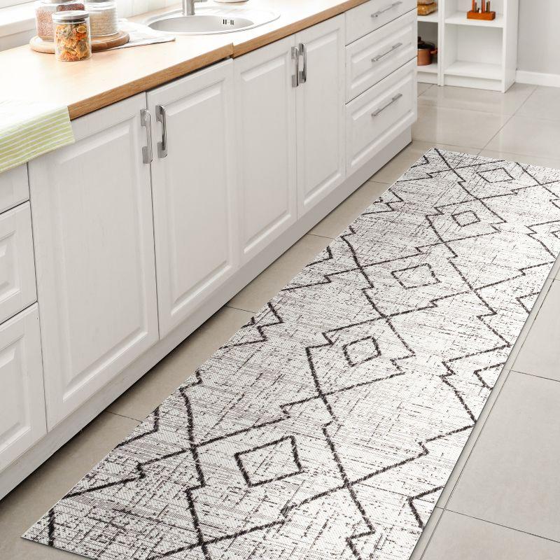 2'x8' Carwa  Diamond Trellis Indoor/Outdoor Runner Rug, Ivory/Black - JONATHAN Y