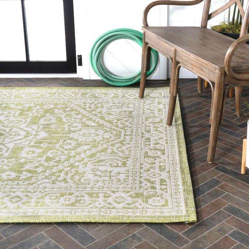 Sinjuri Medallion Textured Weave Indoor/Outdoor Area Rug - JONATHAN Y