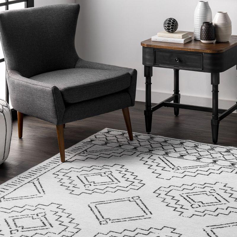 Nuloom Noa Pet Friendly Machine Washable Moroccan Area Rug, 5' x 8', White