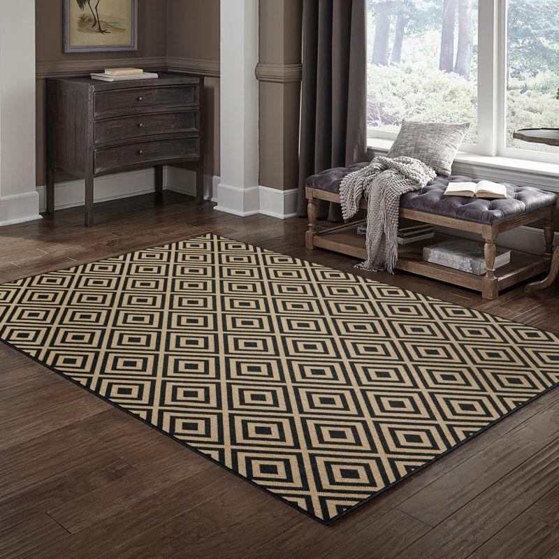 Oriental Weavers Marina 2335K Black/ Tan Indoor/Outdoor Area Rug - 5'3" x 7'6"