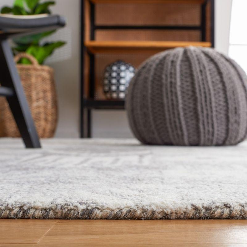 Silk Road Inspired Hand-Tufted Wool Area Rug in Light Grey - 3' x 5'