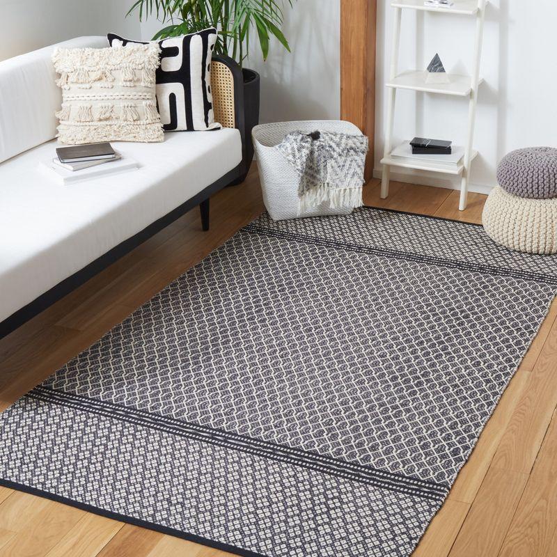 Kilim KLM703 Hand Woven Area Rug - Black/Ivory - 4'x6' - Safavieh.