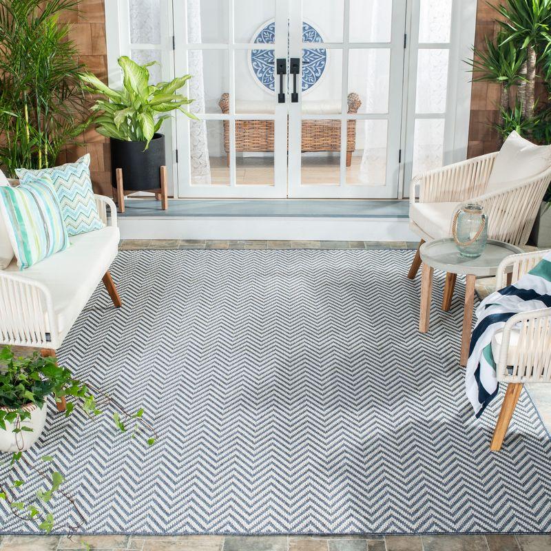 Bermuda BMU812 Power Loomed Indoor/Outdoor Area Rug - Blue/Creme - 4'x6' - Safavieh.