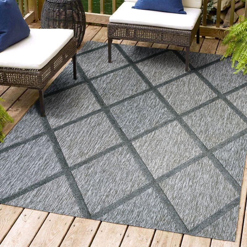 Salines Diamond Trellis Indoor/Outdoor Area Rug - JONATHAN Y