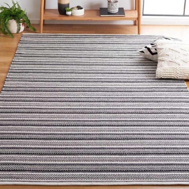 Coastal Montauk 8' x 10' Black and Ivory Handwoven Wool-Cotton Rug