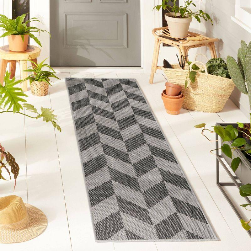 Nicole Miller New York Patio Sofia Holly Transitional Geometric Indoor/Outdoor Area Rug