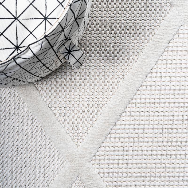 Salines Diamond Trellis Indoor/Outdoor Area Rug - JONATHAN Y