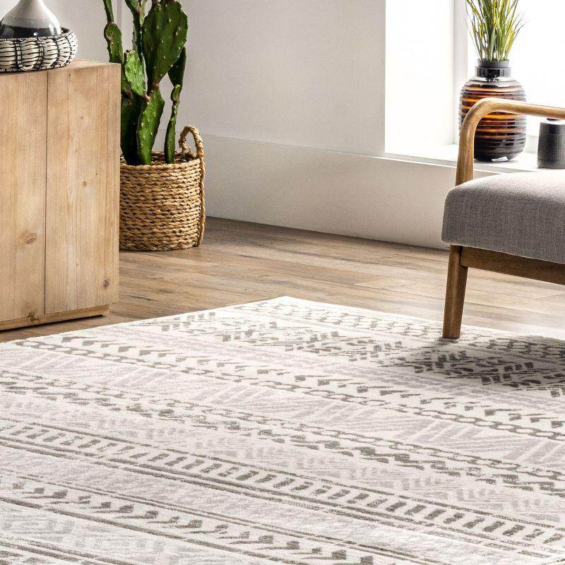 Nuloom Chloe Geometric 5x8 Indoor Area Rug for Living Room Bedroom Dining Room Kitchen, Light Grey/Ivory