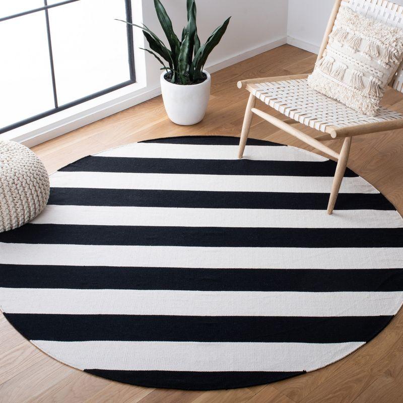 Montauk MTK712 Hand Woven Area Rug - Black/Ivory - 3' round - Safavieh.