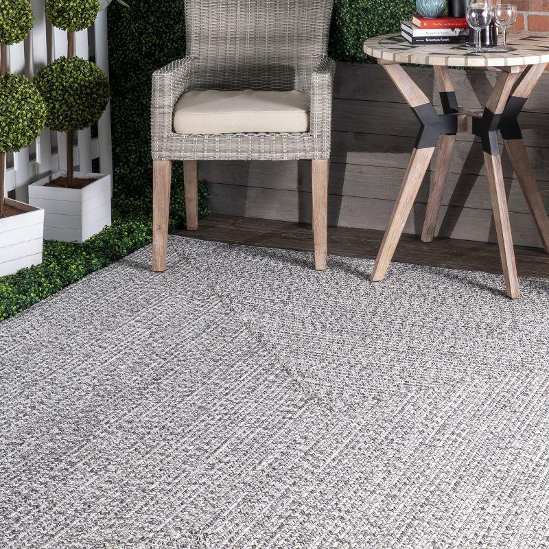 Salt and Pepper Braided Synthetic 5' x 8' Reversible Outdoor Rug