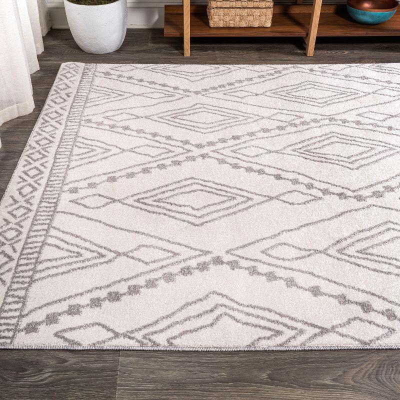 Ivory and Gray Trellis Synthetic Easy-Care Area Rug - 5' x 8'