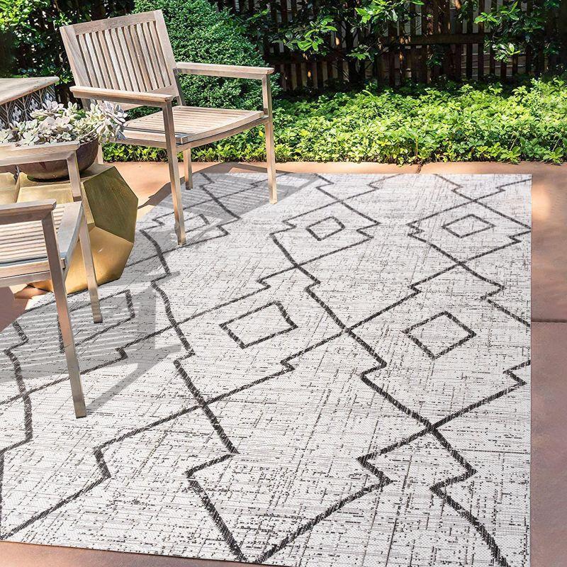 Carwa  Diamond Trellis Indoor/Outdoor Area Rug - JONATHAN Y