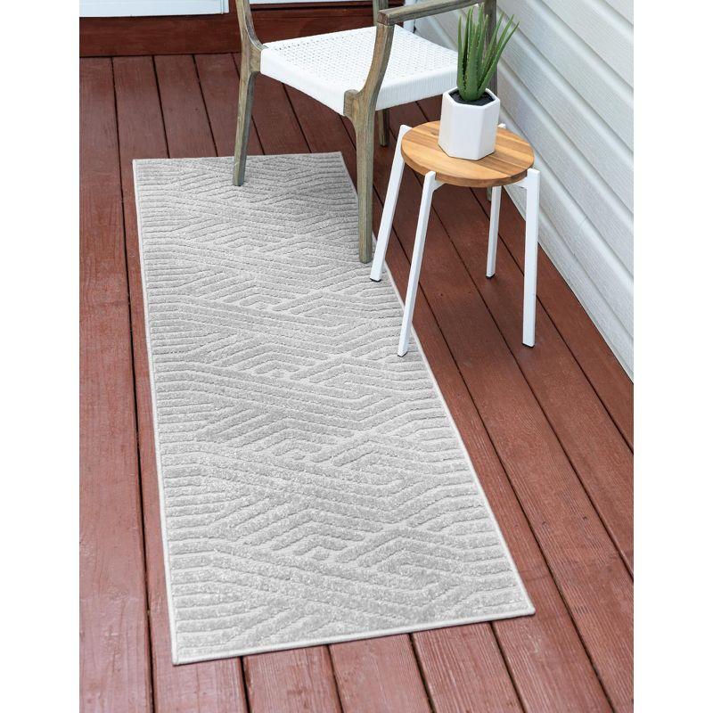 Gray Geometric Synthetic Outdoor Runner Rug 2' x 8'