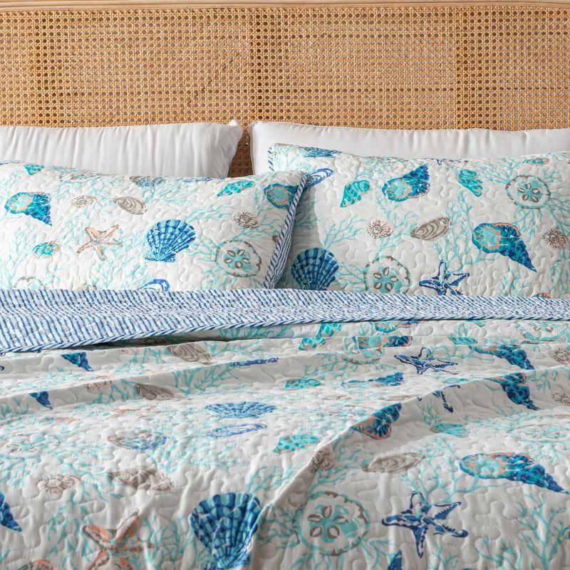 Great Bay Home Coastal Beach Reversible Quilt Set With Shams