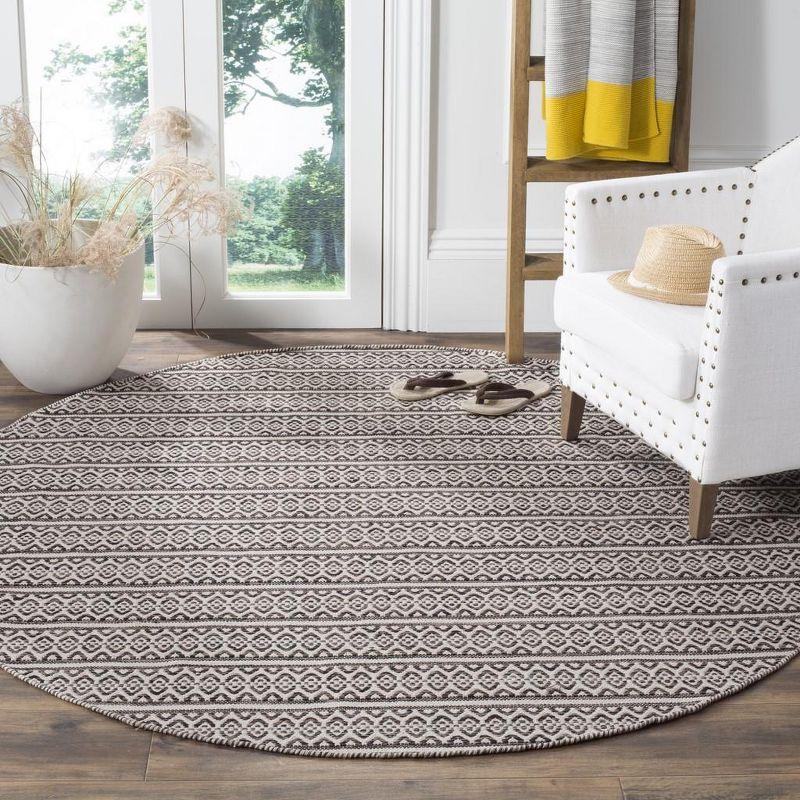 Montauk MTK341 Hand Woven Indoor Area Rug - Ivory/Black - 4' Round - Safavieh.