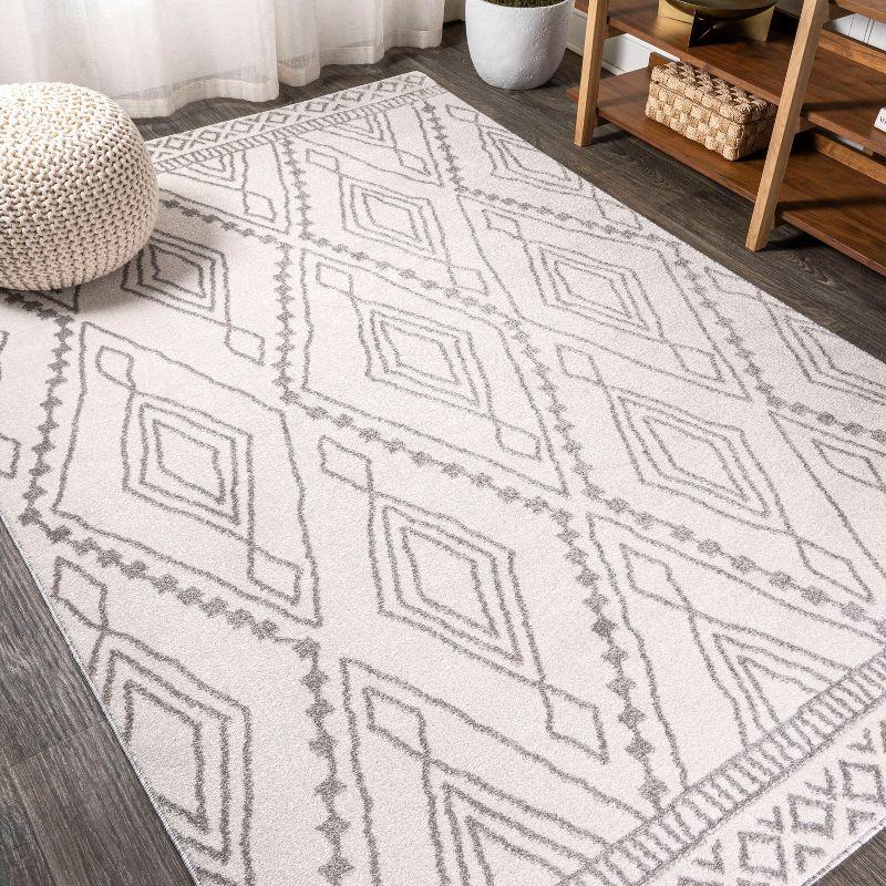 Ivory and Gray Trellis Synthetic Easy-Care Area Rug - 5' x 8'