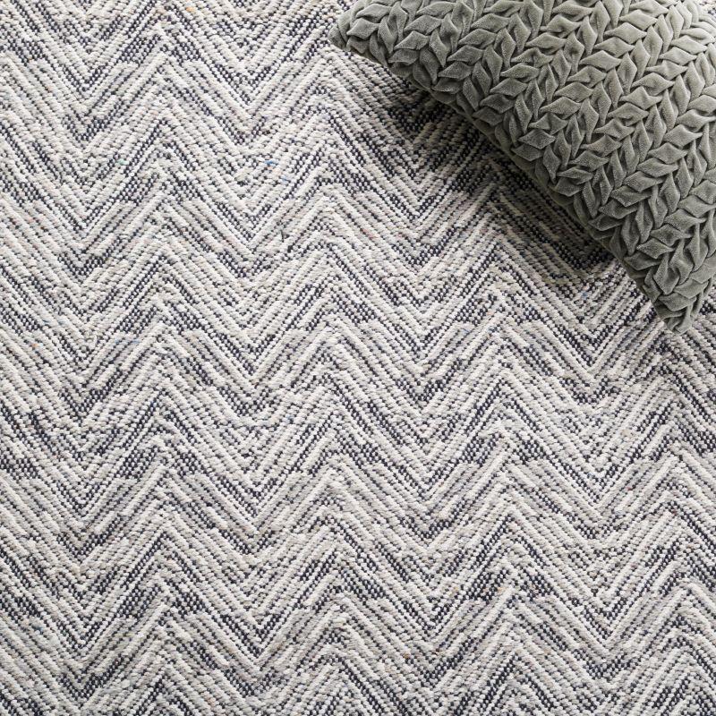 Kilim KLM401 Hand Woven Runner Rug - Grey/Beige - 2'3"x7' - Safavieh