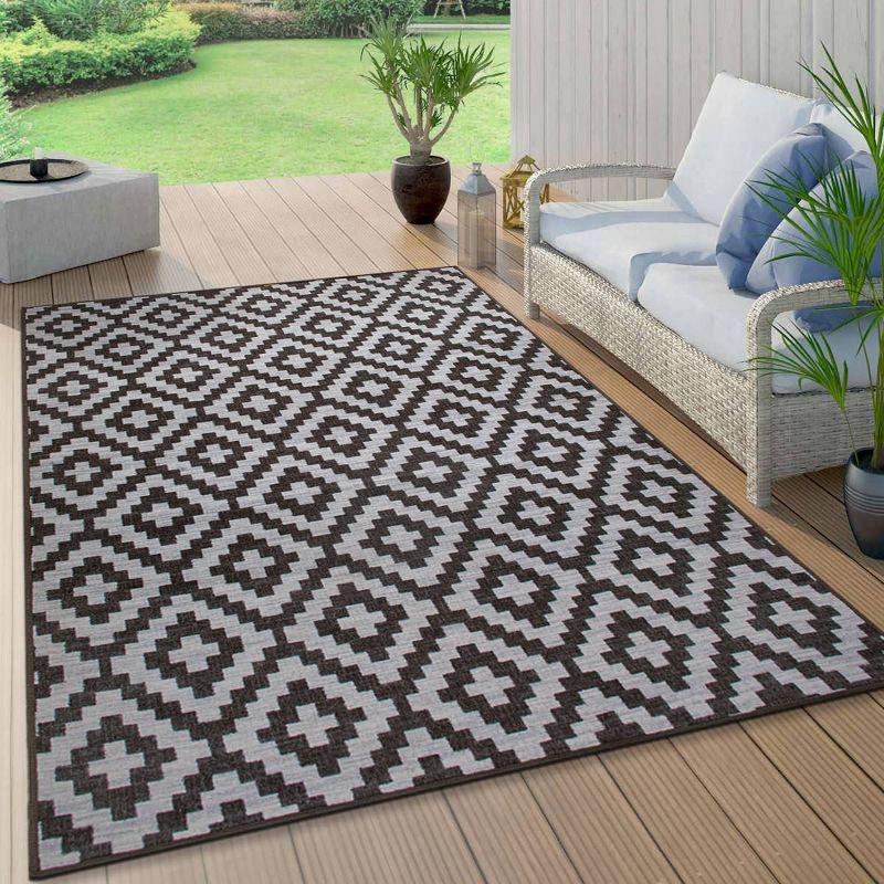 Modern Gray Geometric 5' x 7' Synthetic Indoor/Outdoor Rug