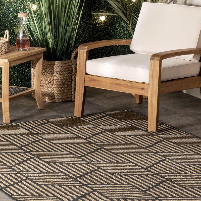 Nuloom Leona Geometric 4x6 Indoor/Outdoor Area Rug for Living Room Patio Deck Front Porch Kitchen, Charcoal/Ivory