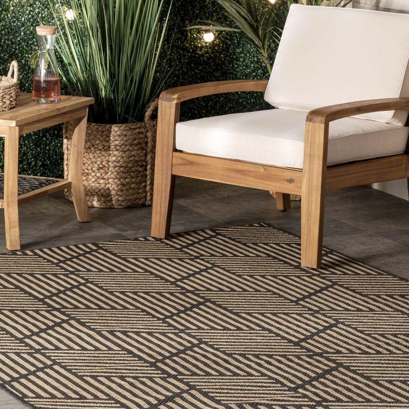 Nuloom Leona Modern Geometric Indoor and Outdoor Area Rug