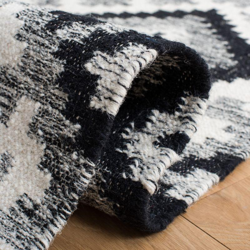 Kilim KLM528 Hand Loomed Area Rug - Ivory/Black - 4'x6' - Safavieh.