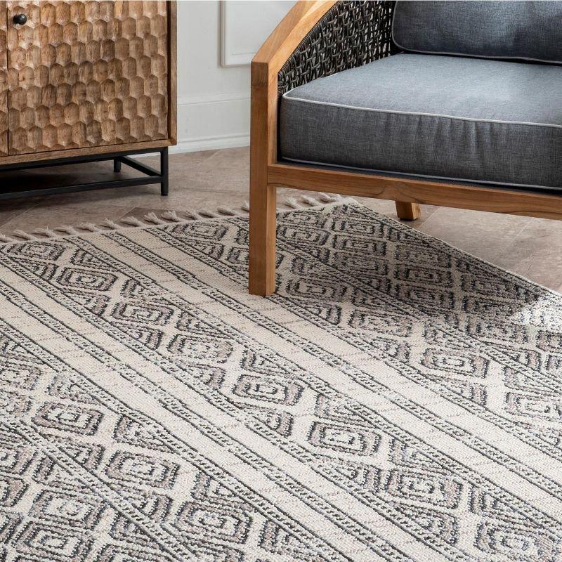 Nuloom Chenoa Striped Global Tassel Indoor Area Rug, 4' x 6', Ivory